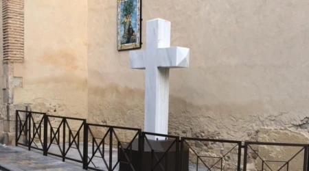 La cruz de Callosa de Segura en su nueva ubicación, junto a la ermita del Rosario.