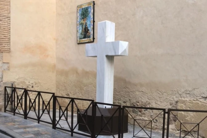 La cruz de Callosa de Segura en su nueva ubicación, junto a la ermita del Rosario.