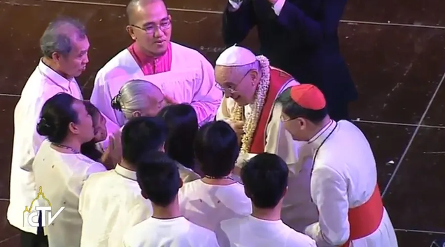 Papa Francisco en el encuentro con las familias en el Mall of Asia Arena de Manila. Captura CTV?w=200&h=150