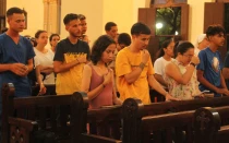 Jóvenes cubanos en Misa.