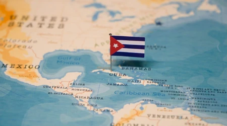 Mapa y bandera de Cuba.