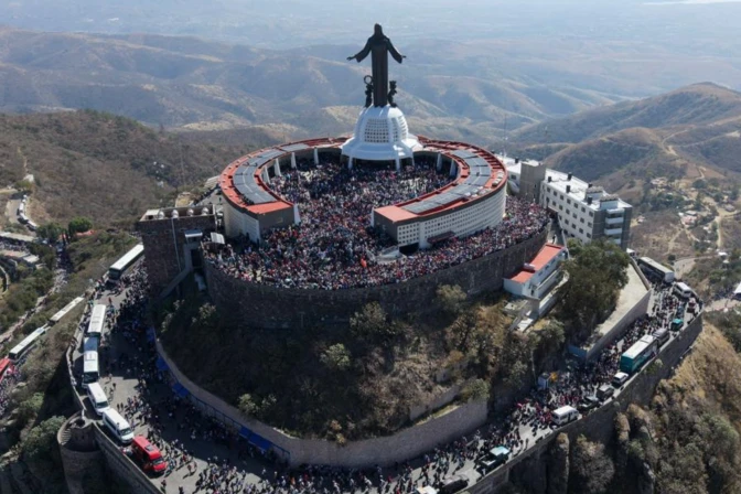 50.000 jóvenes peregrinaron al monumento a Cristo Rey en México