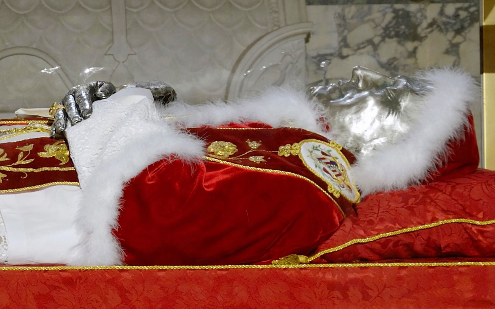 El cuerpo del Papa Pío IX cubierto con su máscara mortuoria (Foto recortada)?w=200&h=150