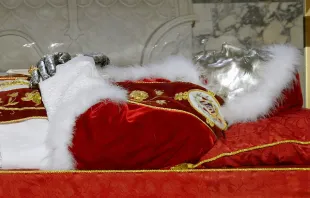 El cuerpo del Papa Pío IX cubierto con su máscara mortuoria (Foto recortada) Crédito: Livioandronico2013 - Wikimedia Comons CC BY-SA 4.0 DEED