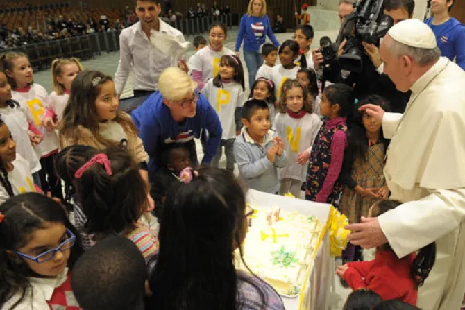 Niños celebran "fiesta sorpresa" al Papa Francisco por su cumpleaños