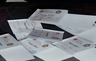 Cupones de ACN para ser canjeados por alimentos por los cristianos afectados por la guerra. Crédito: ACN