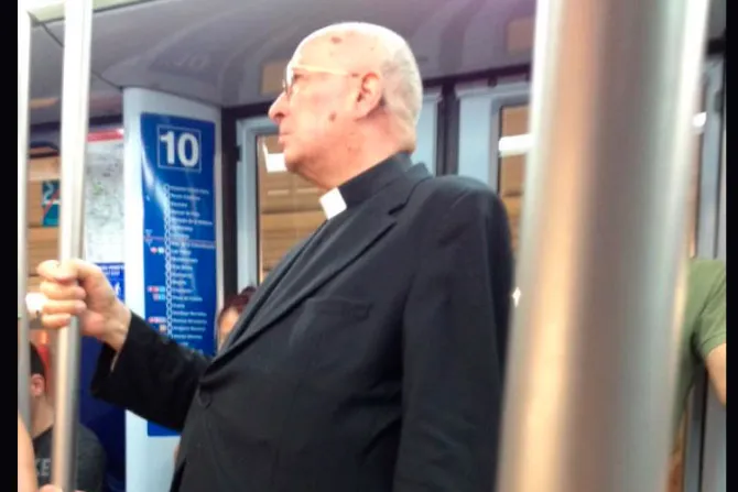 [FOTO VIRAL] El "simple gesto" de un cura anciano en el metro conmueve las redes sociales