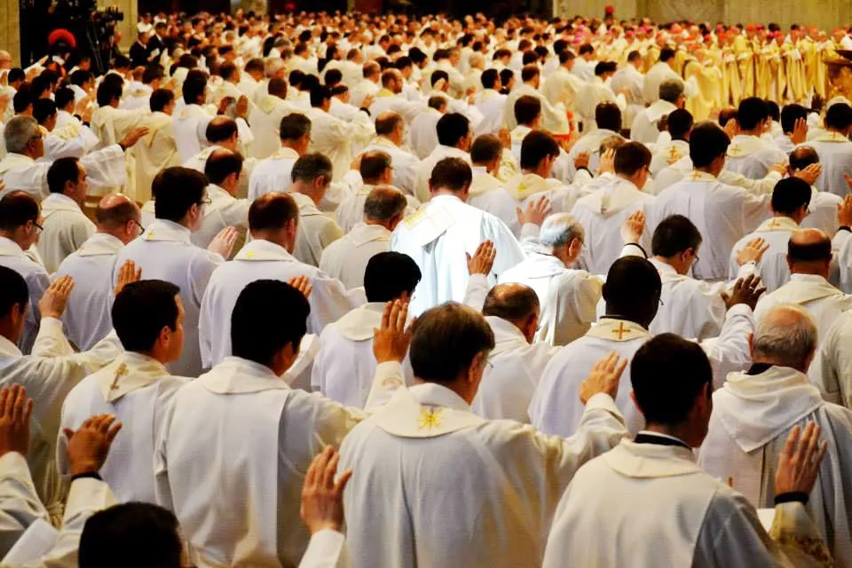 El Papa Francisco no “abrió la puerta” a eliminación del celibato sacerdotal en rueda de prensa