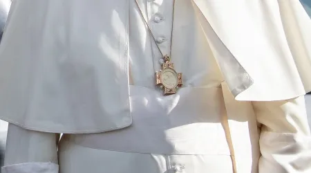 ¿De dónde procede  la curiosa cruz pectoral que llevó el Papa Francisco en Bahrein?