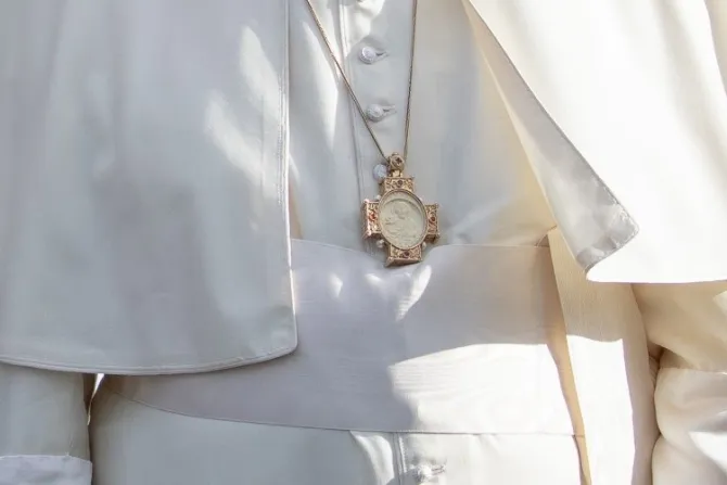 ¿De dónde procede  la curiosa cruz pectoral que llevó el Papa Francisco en Bahrein?