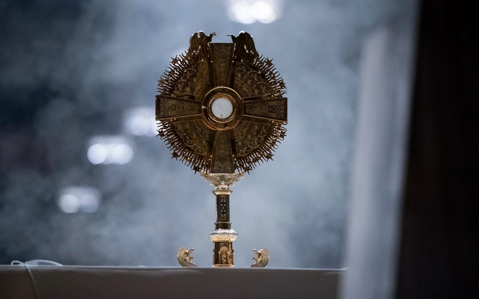 Exhibición de la Eucaristía en una custodia en la Catedral de San Patricio de Nueva York antes de la procesión eucarística del 15 de octubre de 2024.?w=200&h=150