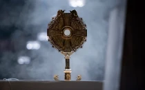 Exhibición de la Eucaristía en una custodia en la Catedral de San Patricio de Nueva York antes de la procesión eucarística del 15 de octubre de 2024.