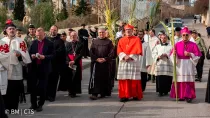 El Cardenal Pierbattista Pizzaballa encabezando la procesión desde Betfagé hasta Jerusalén.