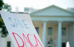 Una pancarta sobre el programa DACA ondea frente a la Casa Blanca el 5 de septiembre de 2017. Crédito: Rena Schild / Shutterstock