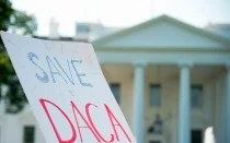 Una pancarta sobre el programa DACA ondea frente a la Casa Blanca el 5 de septiembre de 2017.