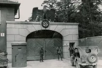 Entrada principal al campo de concentración de Dachau, en 1945.