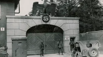 Entrada principal al campo de concentración de Dachau, en 1945.