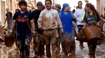 Sacerdotes, religiosas y voluntarios laicos ayudan a quitar barro de las zonas afectadas por la DANA en Valencia.