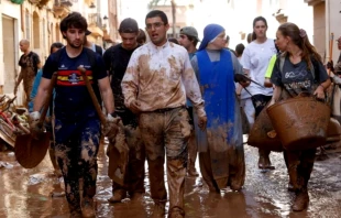 Sacerdotes, religiosas y voluntarios laicos ayudan a quitar barro de las zonas afectadas por la DANA en Valencia. Crédito: Archidiócesis de Valencia.