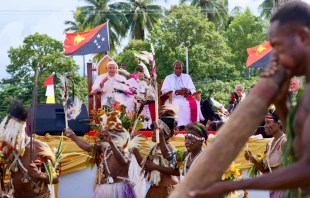 El Papa Francisco disfruta de las danzas autóctonas durante su encuentro con fieles en la Diócesis de Vanimo (Papúa Nueva Guinea). Crédito: Daniel Ibáñez / EWTN News.