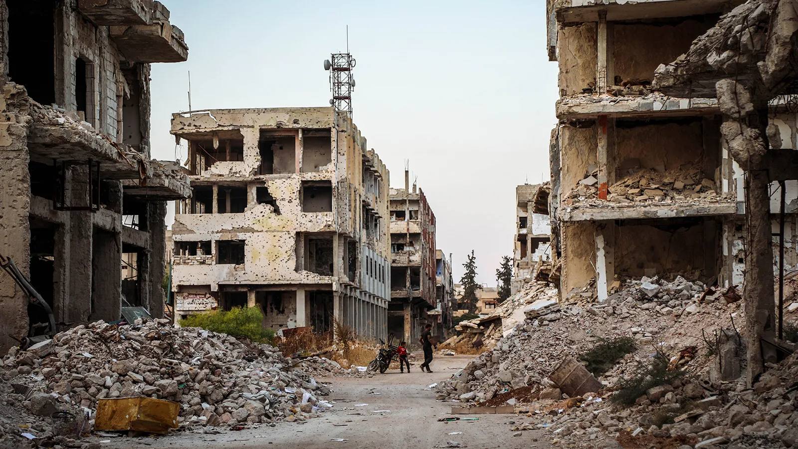 Devastación en la ciudad de Daraa. “¿Cómo lo hacemos? ¿Cómo puede vivir el pueblo sirio? Ya hay muchas familias sirias que comen una vez al día, sólo una vez al día", expresó Mons. Mourad.?w=200&h=150