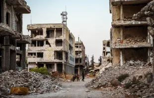 Devastación en la ciudad de Daraa. “¿Cómo lo hacemos? ¿Cómo puede vivir el pueblo sirio? Ya hay muchas familias sirias que comen una vez al día, sólo una vez al día", expresó Mons. Mourad. Crédito: Mahmoud Sulaiman / Unsplash