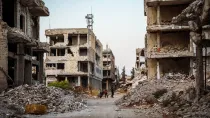 Devastación en la ciudad de Daraa. “¿Cómo lo hacemos? ¿Cómo puede vivir el pueblo sirio? Ya hay muchas familias sirias que comen una vez al día, sólo una vez al día", expresó Mons. Mourad.