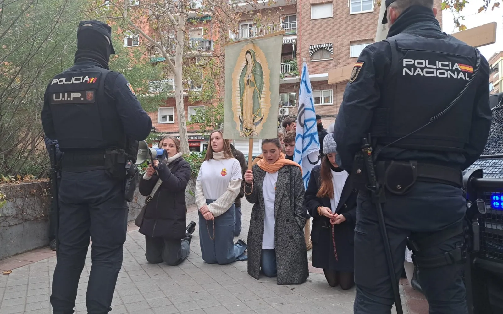 Jóvenes rezan por el fin del aborto el día de los santos inocentes en Madrid, vigilados por la Policía.?w=200&h=150
