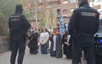 Jóvenes rezan por el fin del aborto el día de los santos inocentes en Madrid, vigilados por la Policía.