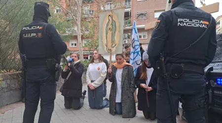 Jóvenes rezan por el fin del aborto el día de los santos inocentes en Madrid, vigilados por la Policía.