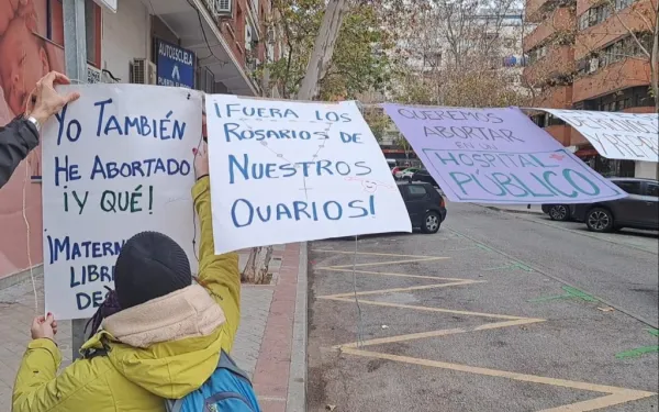 Pancartas proaborto contra el rezo del Rosario cerca del negocio abortista Dator de Madrid. Crédito: Nicolás de Cárdenas / ACI Prensa.