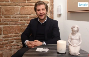 Borja Pérez de Brea, creador de Decrux, organización que vende velas de oración para financiar peregrinaciones de enfermos a Lourdes y otras obras de caridad. Crédito: El Rosario de las 11pm