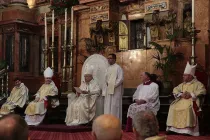 Mons. Demetrio Fernández, Obispo de Córdoba junto con Obispo de Bilbao. emérito de Sevilla y diácono iraquí en Misa Crismal. Foto: Diócesis de Córdoba. 