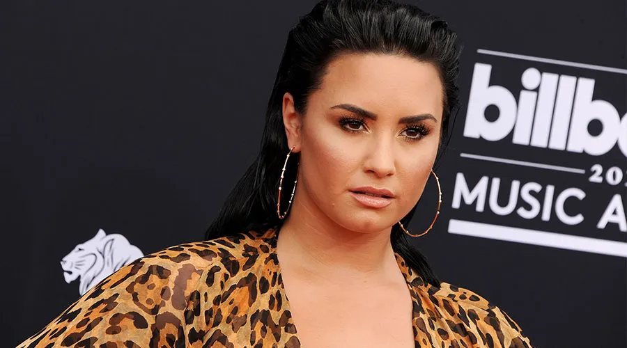 Prohíben cartel de Demi Lovato por ofender gravemente a los cristianos