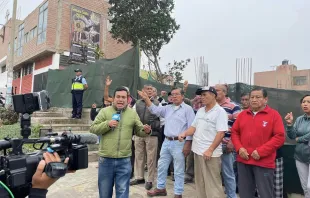 Vecinos del distrito limeño de San Juan de Miraflores denuncian la supuesta extorsión ante las cámaras de televisión nacionales. Crédito: Municipalidad de San Juan de Miraflores