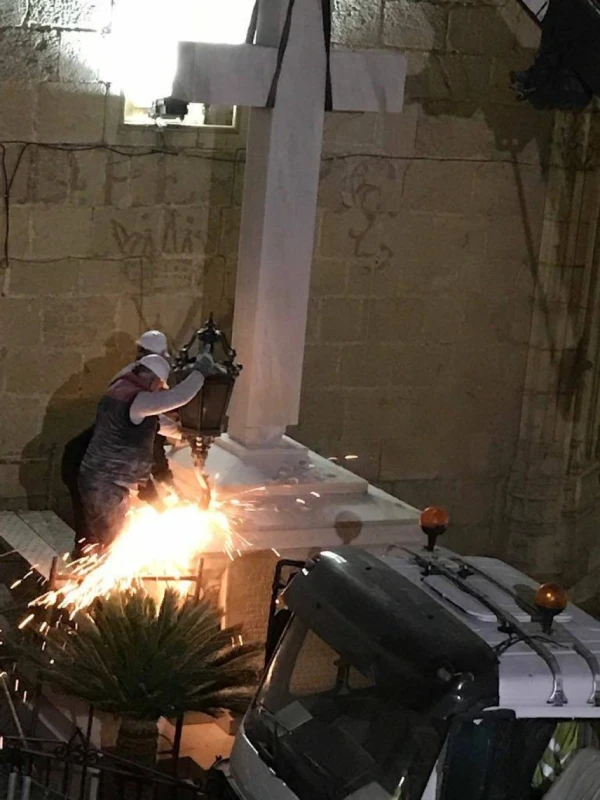 Operarios retiran de madrugada la cruz de Callosa de su emplazamiento original. Crédito: Plataforma en Defensa de la Cruz.