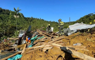 Policía realiza labores de rescate en la carretera Quibdó-Medellín, en Colombia. Crédito: Departamento de Policía Chocó.