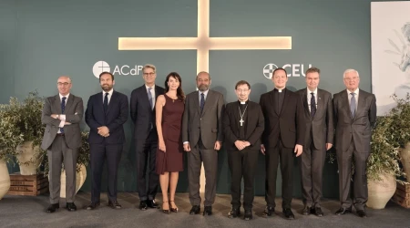 Foto de  familia de los protagonistas del II Desayuno de Oración celebrado en España.