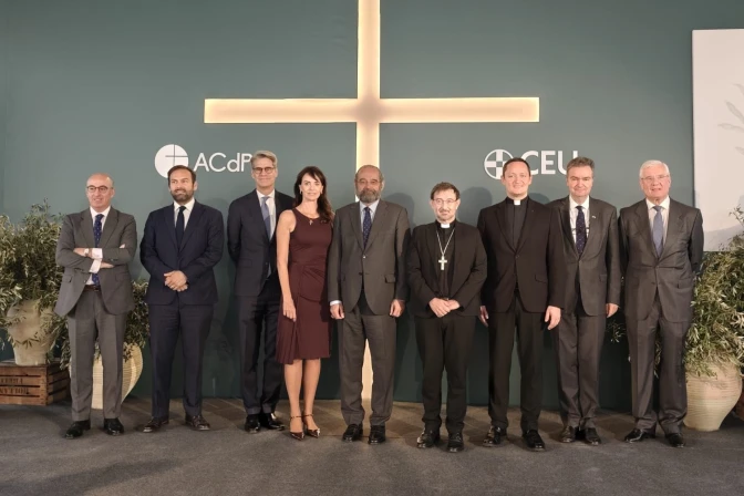 Foto de  familia de los protagonistas del II Desayuno de Oración celebrado en España.