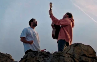 Cartel de promoción del documental "Descalzos". Crédito: Cortesía Películas Católicas.