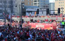 Una gran cantidad de personas participó del desfile de victoria de los Kansas City Chiefs tras derrotar a los San Francisco 49ers en el Super Bowl 2024. En el tiroteo ocurrido ayer falleció la madre católica Lisa Lopez-Galvan.