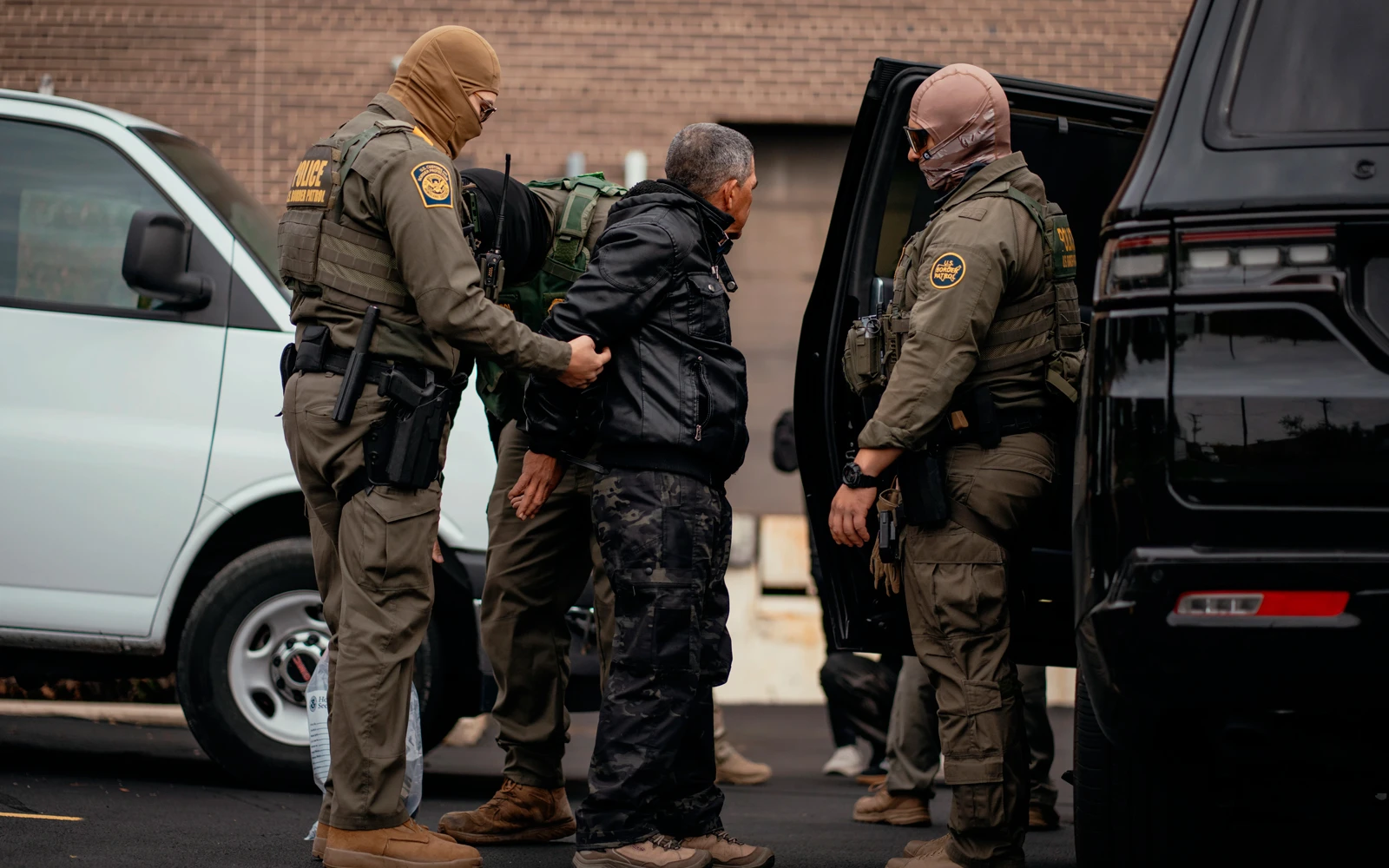 Una persona detenida es llevada a un estacionamiento en el extremo norte de Chicago antes de ser transferida a una instalación del Servicio de Inmigración y Control de Aduanas (ICE) el 31 de octubre de 2025.?w=200&h=150