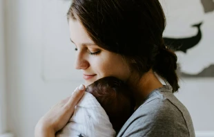 Día de la Madre: Arzobispo alienta a mujeres a “no dejarse robar” el don de la maternidad Crédito: Kelly Sikkema / Unsplash