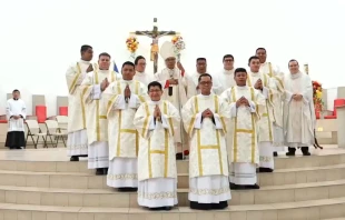 El Cardenal Brenes y los 8 nuevos diáconos que ordenó en la Arquidiócesis de Managua. Crédito: Arquidiócesis de Managua.