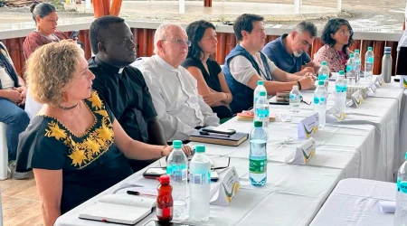 Mons. Héctor Henao (con camisa blanca), participa en la mesa de diálogo con la CNEB, acompañado a su derecha por el P. José Ricardo Cruel Angulo, Administrador Diocesano de Tumaco.