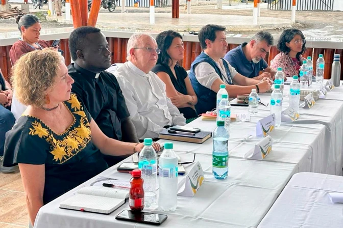 Mons. Héctor Henao (con camisa blanca), participa en la mesa de diálogo con la CNEB, acompañado a su derecha por el P. José Ricardo Cruel Angulo, Administrador Diocesano de Tumaco.