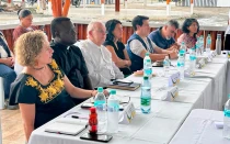 Mons. Héctor Henao (con camisa blanca), participa en la mesa de diálogo con la CNEB, acompañado a su derecha por el P. José Ricardo Cruel Angulo, Administrador Diocesano de Tumaco.
