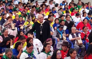 Mons. Gilberto Gómez, Obispo de Abancay, en medio de los participantes del Congreso. Crédito: Obras Misionales Pontificias Perú