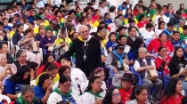 Mons. Gilberto Gómez, Obispo de Abancay, en medio de los participantes del Congreso.