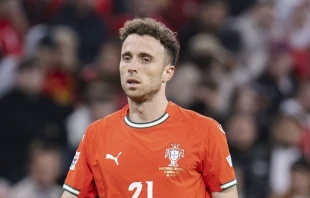 Diogo Jota +, del Liverpool F.C., con la camiseta de la selección de Portugal. Crédito: Shutterstock.